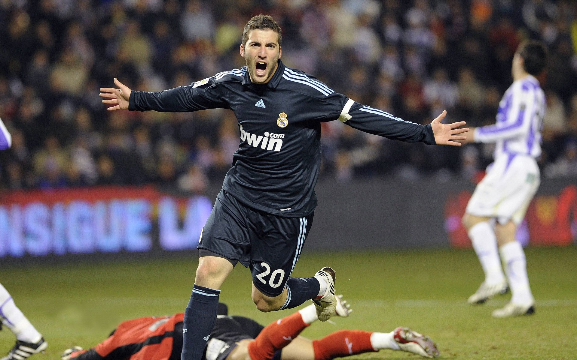 _湖人队新援火力全开，引发粉丝热议_，湖人官宣新援